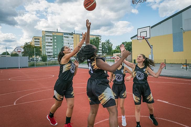 Spelare på en utomhusplan i Botkyrka